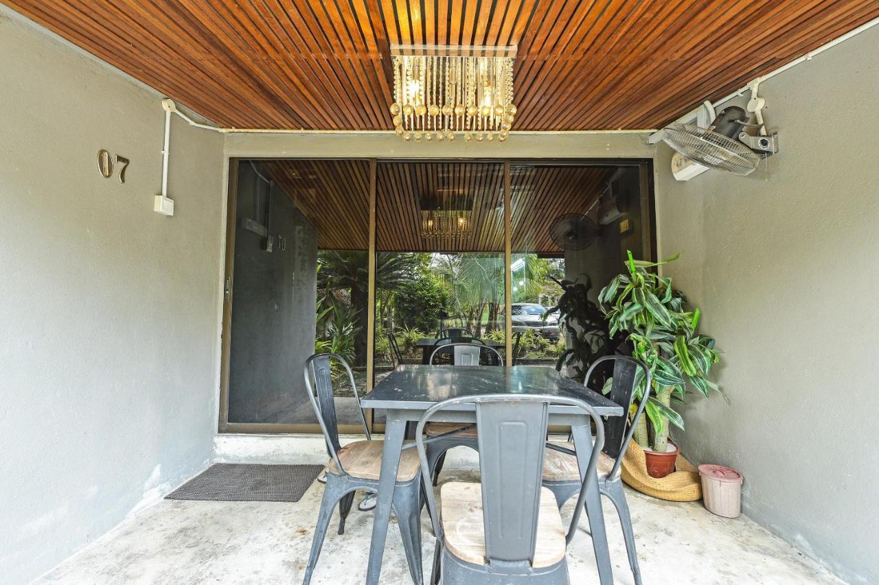 Oyo 90636 Teratak Zakiah Chalet Джерантут Екстериор снимка